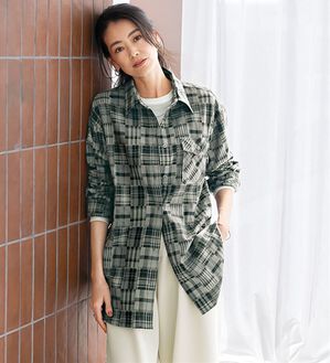 BELLUNA（ベルーナ）の「秋の街に映えるパッチワーク調先染めチェック柄シャツ（シャツ）」｜チャコール系
