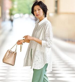 BELLUNA（ベルーナ）の「花柄レース刺しゅうシャツチュニック（チュニック）」｜オフ白