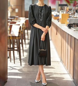 BELLUNA（ベルーナ）の「ゆったり袖レースワンピース（その他ワンピース）」｜黒