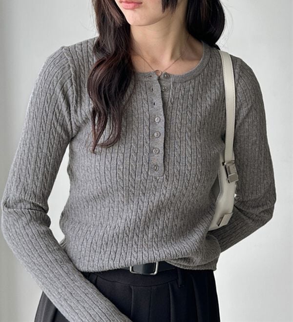 GeeRA（ジーラ）の「ミニケーブルヘンリーネックリブニット（ニット・セーター）」｜グレー