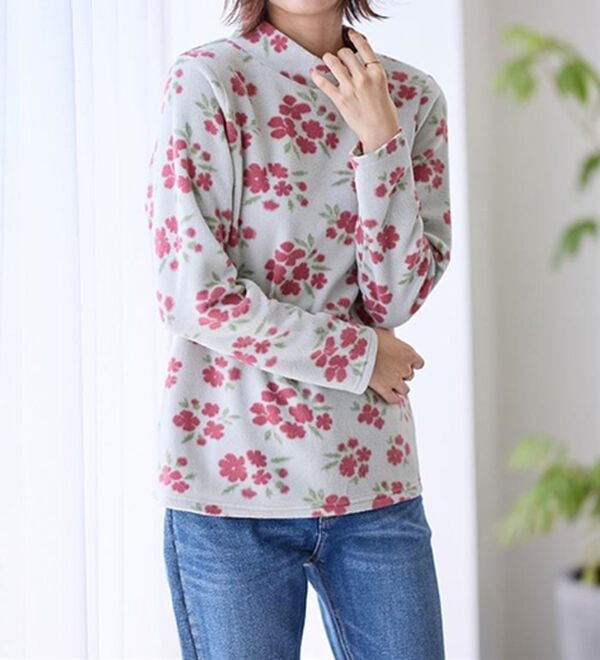 LAVIENNE（ラヴィエンヌ）の「薄手ストレッチフリースのプリントハイネック長袖（ニット・セーター）」｜詳細画像