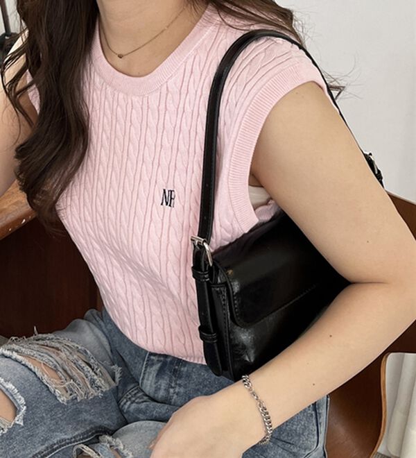 GeeRA（ジーラ）の「ケーブル編み刺しゅうノースリニット（ベスト）」｜詳細画像