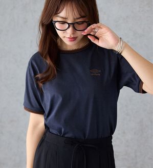 Viola e Viola（ヴィオラ エ ヴィオラ）の「【アンブロ】配色ラインロゴ刺しゅうTシャツ（カットソー）」｜ネイビー