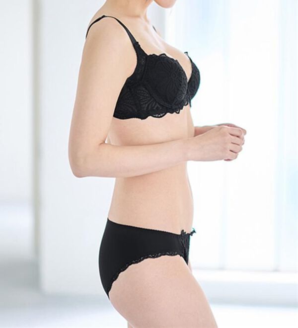 LAVIENNE（ラヴィエンヌ）の「レーシー脇高スッキリブラ＆ショーツ（ブラジャー＆ショーツセット）」｜詳細画像