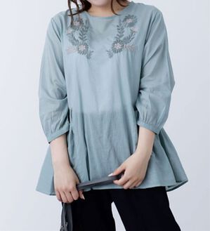BELLUNA（ベルーナ）の「胸元刺しゅうデザインブラウス（ブラウス）」｜セージ