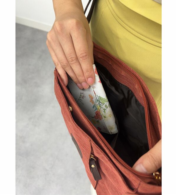 BELLUNA（ベルーナ）の「＜ソフィア・バレンチノ＞お財布の指定席がある軽量ショルダー（その他バッグ）」｜詳細画像