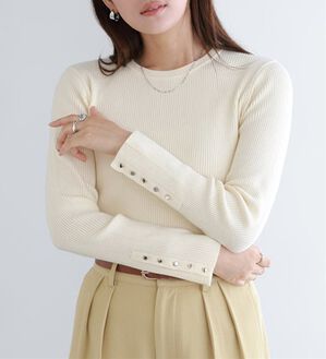 Pierrot（ピエロ）の「【選べるネック】袖ボタンリブニット（ニット・セーター）」｜アイボリー