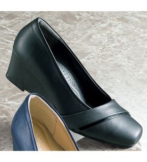 BELLUNA（ベルーナ）の「４Ｅ山羊革エナメルラインパンプス（パンプス）」｜黒