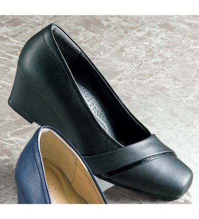 BELLUNA（ベルーナ）の「４Ｅ山羊革エナメルラインパンプス（パンプス）」