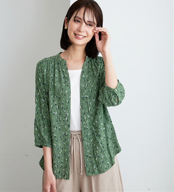 BELLUNA（ベルーナ）の「レーヨン素材ギャザー使いプリントブラウス（ブラウス）」｜詳細画像