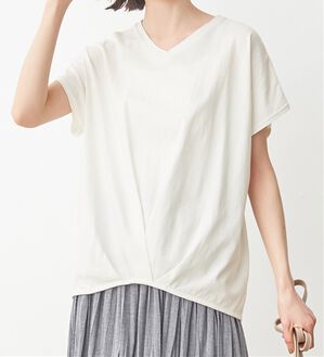 Viola e Viola（ヴィオラ エ ヴィオラ）の「綿１００％ゆったり裾タックＴシャツ（Tシャツ）」｜オフホワイト