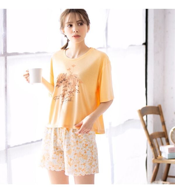 YU'NOW（ユナウ）の「【上下２点セット】レーヨンブレンド　フラワーＴシャツ＆ショートパンツセット（パジャマ・ルームウェア）」｜詳細画像