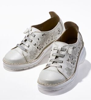 ルフラン（ルフラン）の「ｔｏ　ｂｅ　ｃｏｎｔｉｎｕｅｄ　リーフ柄デザインの甲ゴムシューズ（スニーカー）」｜ホワイト