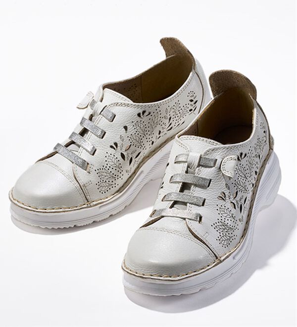 ルフラン（ルフラン）の「ｔｏ　ｂｅ　ｃｏｎｔｉｎｕｅｄ　リーフ柄デザインの甲ゴムシューズ（スニーカー）」｜ホワイト