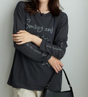 BELLUNA（ベルーナ）の「シアー素材ラクガキ風ロゴプルオーバー（カットソー）」｜チャコール