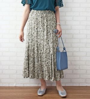 BELLUNA（ベルーナ）の「裾切替デザインフレアースカート（ひざ丈スカート）」｜小花柄