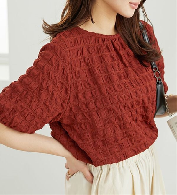 BELLUNA（ベルーナ）の「ポコポコ素材裾ドロストプルオーバー（カットソー）」｜テラコッタ