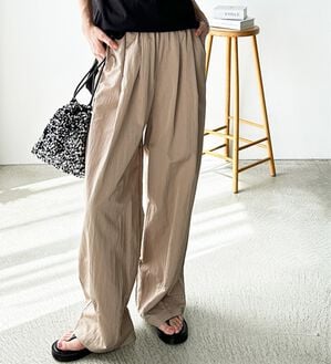 GeeRA（ジーラ）の「さらとろ素材が嬉しい！ダブルタックワイドパンツ（フルレングスパンツ）」｜ベージュ