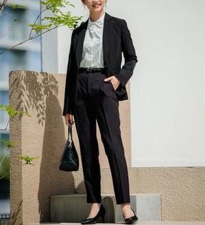 GeeRA（ジーラ）の「【2点セット】選べるボトム！洗えて型くずれしないパンツスーツセット（パンツスーツ）」｜テーパードパンツ／ブラック