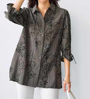 BELLUNA（ベルーナ）の「グラフィック風刺しゅう袖リボンチュニック（チュニック）」｜チャコール系