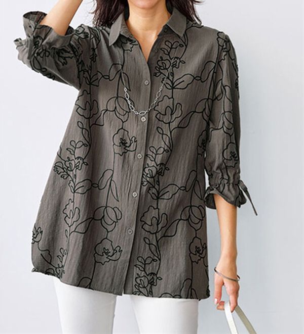 BELLUNA（ベルーナ）の「グラフィック風刺しゅう袖リボンチュニック（チュニック）」｜チャコール系