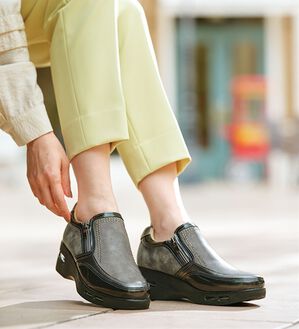 BELLUNA（ベルーナ）の「４Ｅビジュー使い異素材切替スリッポン（スリッポン）」｜グレー