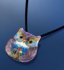 BELLUNA（ベルーナ）の「七宝焼きフクロウペンダント（ネックレス・ペンダント）」