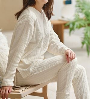 YU'NOW（ユナウ）の「ケーブルニット風フリースルームウェアセット（パジャマ・ルームウェア）」｜アイボリー