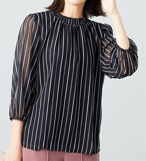 BELLUNA（ベルーナ）の「シフォン素材シャーリング使いブラウス（ブラウス）」｜ネイビーストライプ