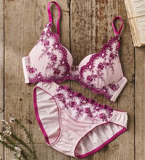 YU'NOW（ユナウ）の「ぷるるん谷間のノンワイヤーブラ＆ショーツ（ブラジャー＆ショーツセット）」｜プラム