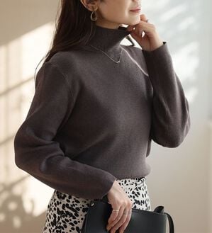 A HAPPY MARILYN（アハッピーマリリン）の「【Ｌ～６Ｌ】モックネック／ハイネックから選べる Ｔシャツ感覚で着られる（もっちりｖｅｒ）リブニット（ニット・セーター）」｜チャコール