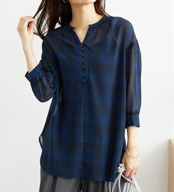 BELLUNA（ベルーナ）の「シャリ感シアー素材多ボタンチュニック（チュニック）」｜詳細画像