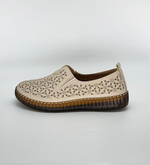 BELLUNA（ベルーナ）の「ゆったりカットワークスリッポン（スリッポン）」｜詳細画像