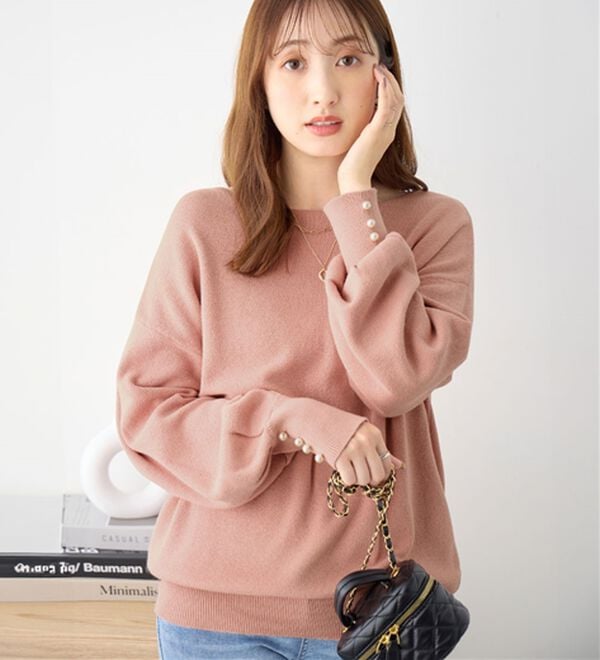 alotta（アロッタ）の「綿１００％のやさしい着心地　ゆったり袖パールトップス（ニット・セーター）」｜コーラルピンク