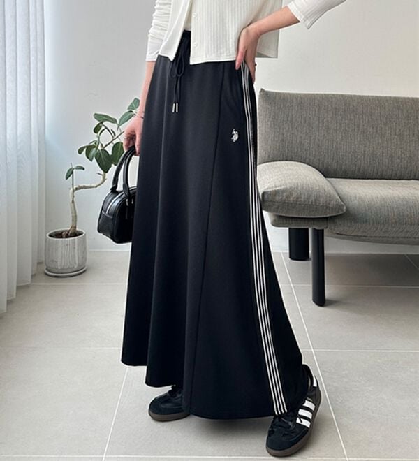 GeeRA（ジーラ）の「【ＵＳ．ＰＯＬＯ．ＡＳＳＮ】サイドラインスカート（ロングスカート）」｜ブラック