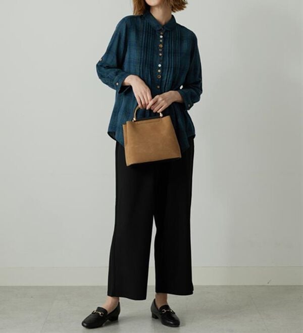 BELLUNA（ベルーナ）の「【綿100％素材】ダブルガーゼ素材丸衿多ボタンブラウス（ブラウス）」｜詳細画像