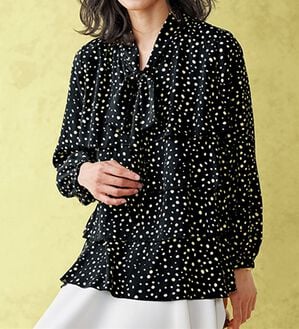 BELLUNA（ベルーナ）の「ボウタイ使いティアードプリントブラウス（ブラウス）」｜黒系(ドット柄)