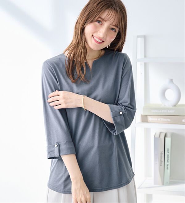 alotta（アロッタ）の「７分袖金ボタンデザイントップス（カットソー）」｜ダスティブルー