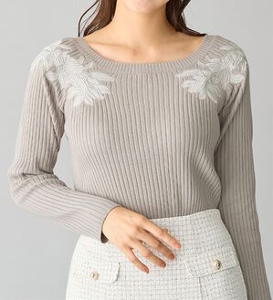 alotta（アロッタ）の「カシミヤタッチ肩刺しゅうニット（ニット・セーター）」｜ライトグレー