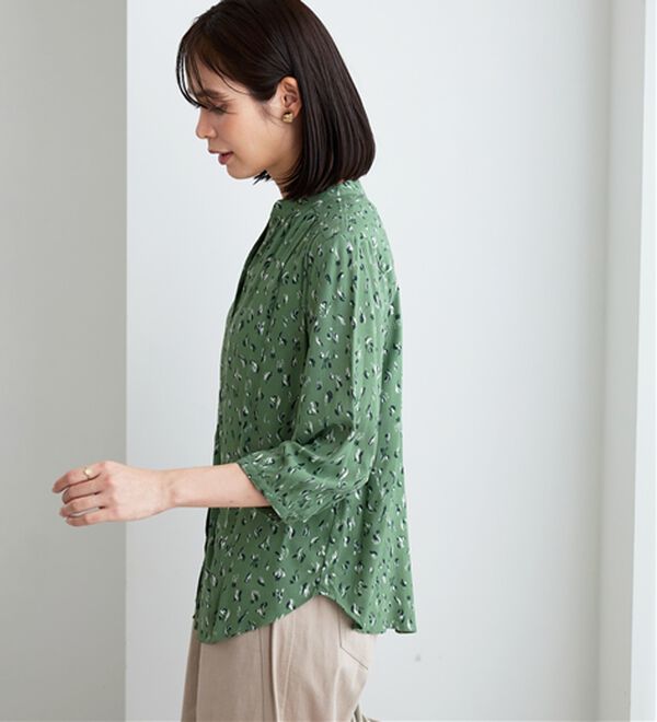 BELLUNA（ベルーナ）の「レーヨン素材ギャザー使いプリントブラウス（ブラウス）」｜詳細画像