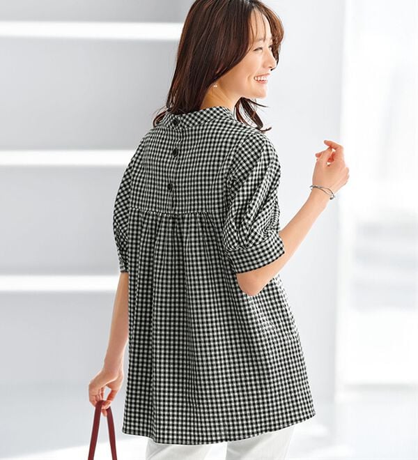 BELLUNA（ベルーナ）の「サッカー素材後ろボタンデザインブラウス（ブラウス）」｜詳細画像