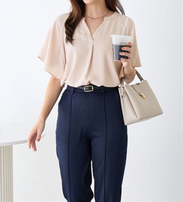 Viola e Viola（ヴィオラ エ ヴィオラ）の「【接触冷感】さらっと涼感フレアスリーブブラウス（ブラウス）」｜詳細画像