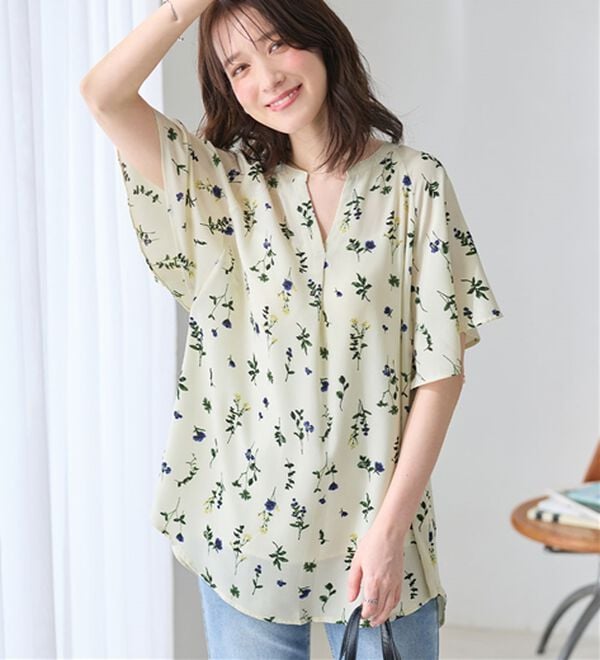 Viola e Viola（ヴィオラ エ ヴィオラ）の「【選べる２丈】さらっと涼感フレアスリーブブラウス（ブラウス）」｜ホワイト系花柄／チュニック