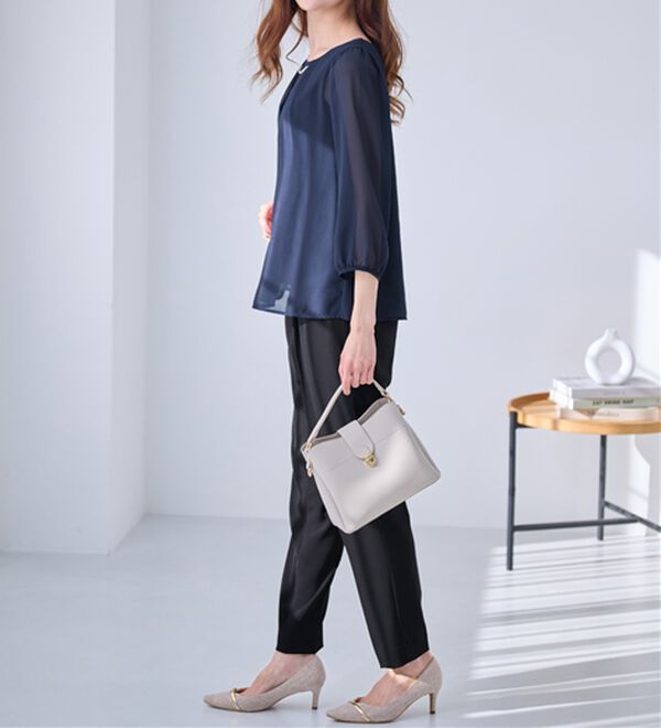 alotta（アロッタ）の「【５つの機能付】ひんやり！アクセ付シフォンタックブラウス（ブラウス）」｜詳細画像