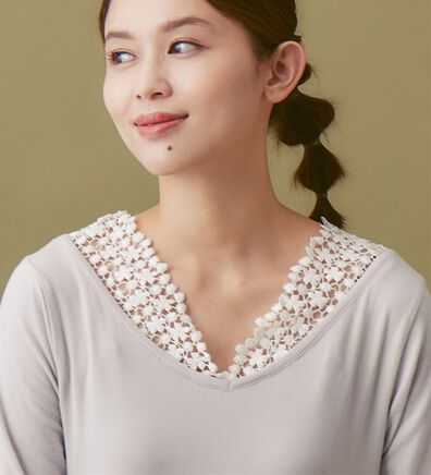 Viola e Viola（ヴィオラ エ ヴィオラ）の「あったか綿衿見せレーストップス【吸湿発熱&times;静電気防止】（カットソー）」