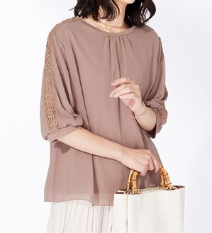 BELLUNA（ベルーナ）の「花柄レースシフォン重ねプルオーバー（カットソー）」｜ピンクベージュ