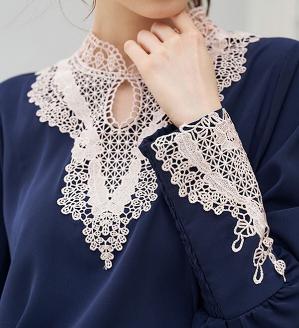 RANAN（ラナン）の「配色レース使いボリューム袖チュニック（ブラウス）」｜ネイビー