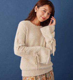 alotta（アロッタ）の「レースアップフレアー袖シャギーニット（ニット・セーター）」｜ライトベージュ