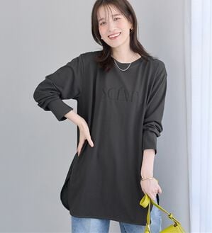 Viola e Viola（ヴィオラ エ ヴィオラ）の「＜選べる袖丈＞さらり綿混チュニックＴシャツ（チュニック）」｜チャコールロゴ／長袖
