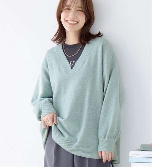 Viola e Viola（ヴィオラ エ ヴィオラ）の「【洗えるもちもち】首回りすっきり見せＶネックニット（ニット・セーター）」｜ブルー